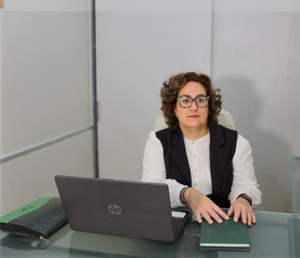 Escribana Eliana Frías conversando por videollamada en su oficina
