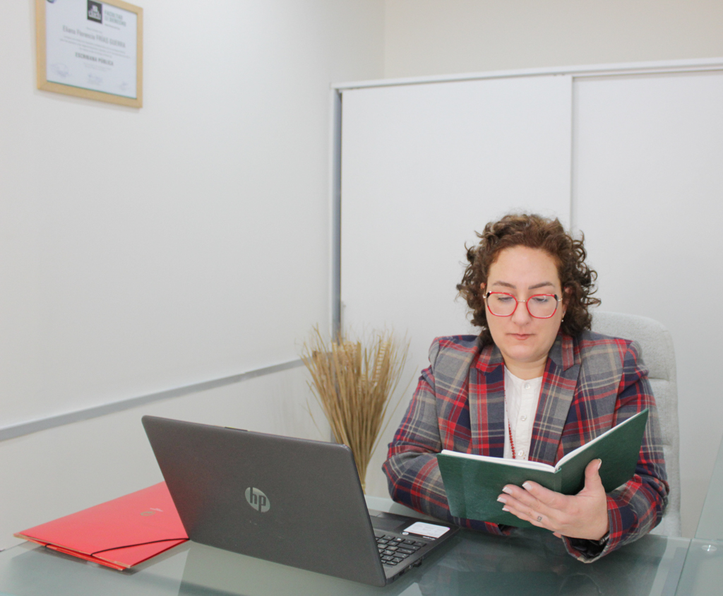 Escribana Eliana Frías revisando documentación en su despacho